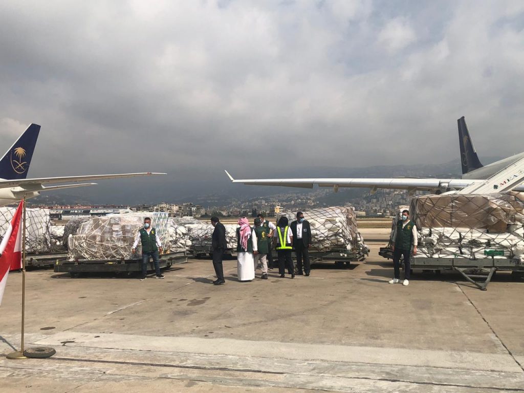 وصول طائرتين إغاثيتين أولى طلائع الجسر الجوي السعودي لمساعدة منكوبي انفجار بيروت وصول طائرتين إغاثيتين أولى طلائع الجسر الجوي السعودي لمساعدة منكوبي انفجار بيروت
