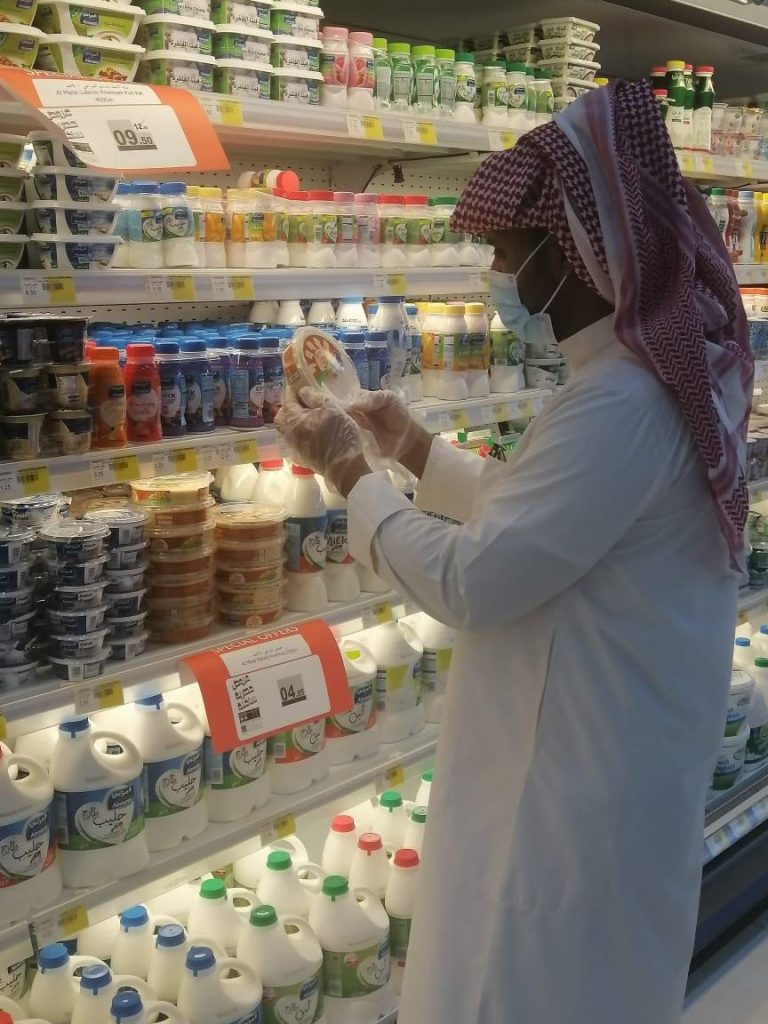 بلدية تيماء تنفذ 800 جولة على المنشآت التجارية وتصادر 250 كيلو جراما من المواد الغير صالحة للاستهلاك بلدية تيماء تنفذ 800 جولة على المنشآت التجارية وتصادر 250 كيلو جراما من المواد الغير صالحة للاستهلاك
