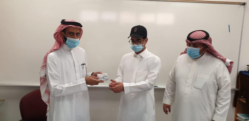 تعليم الشرقية يفعل خدمات الهاتف الإرشادي ويوزع دفعة المعينات السمعية الواردة من الوزارة للمستفيدين