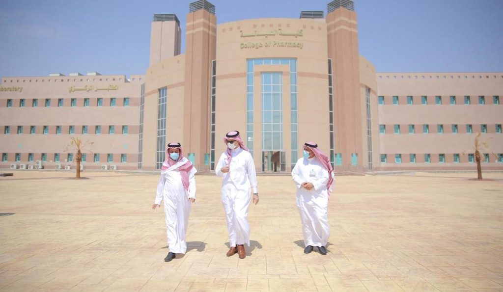 رئيس جامعة الجوف يزور المختبر المركزي ويشيد بإمكاناته الفنية والتقنية