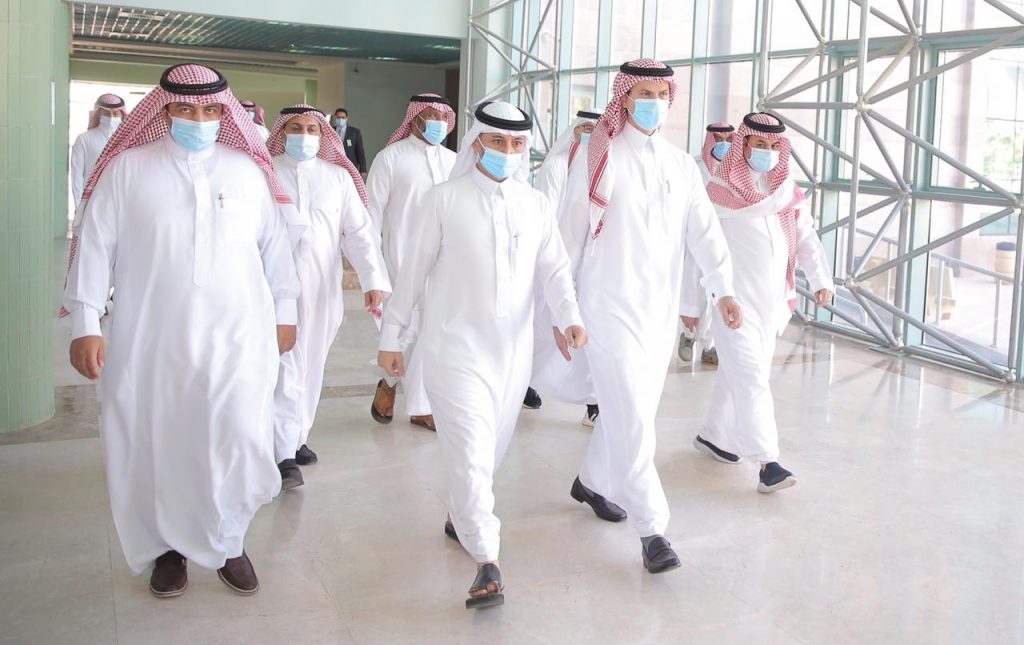 رئيس جامعة الجوف يزور كلية العلوم ويطلع على خطط الاعتماد البرامجي ويلتقي بأعضاء هيئة التدريس وطلاب الماجستير