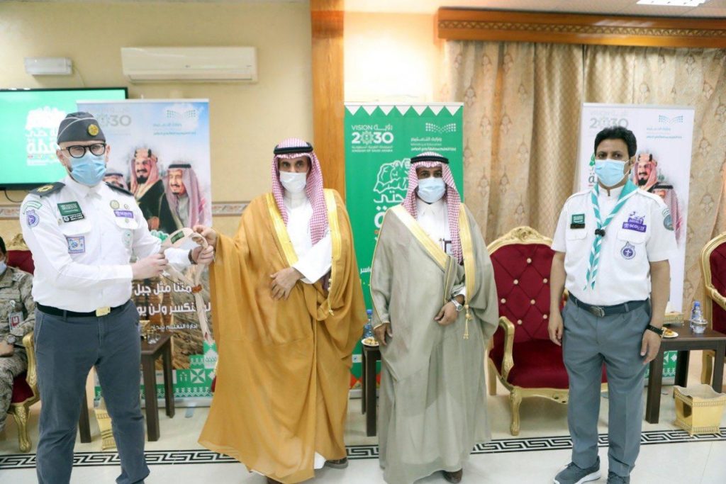 تقليد الشارة الخشبية لمشرف الوحدات الكشفية بمدارس الأبناء في وادي الدواسر تقليد الشارة الخشبية لمشرف الوحدات الكشفية بمدارس الأبناء في وادي الدواسر