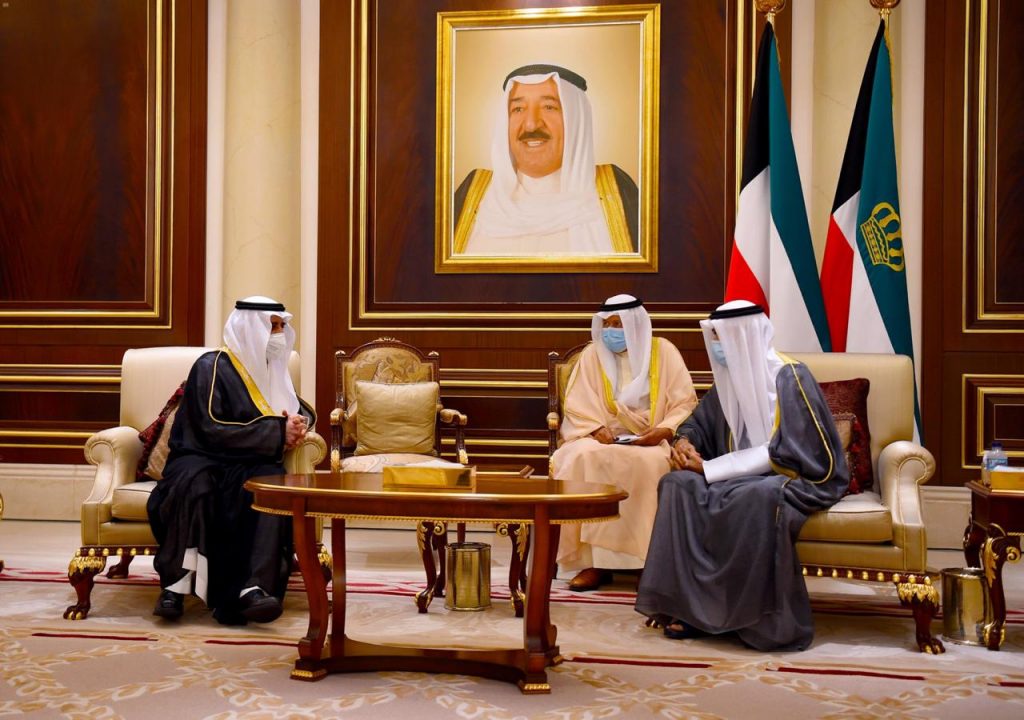 أمير الكويت يستقبل عدداً من أصحاب السمو الأمراء الذين قدموا له التعازي أمير الكويت يستقبل عدداً من أصحاب السمو الأمراء الذين قدموا له التعازي