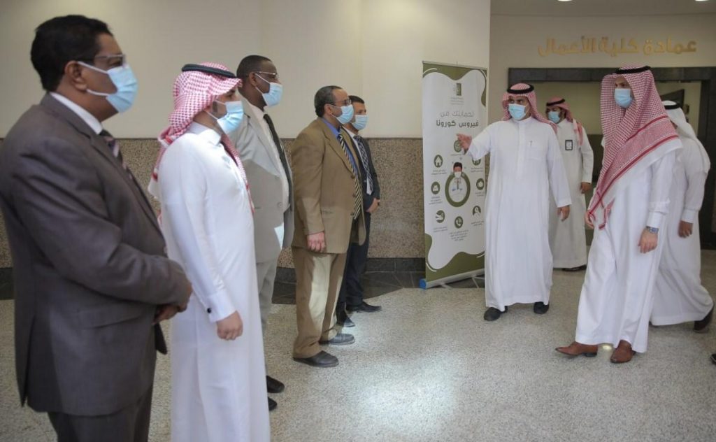 الدكتور محمد الشايع يتفقد سير العملية التعليمية في كلية الأعمال