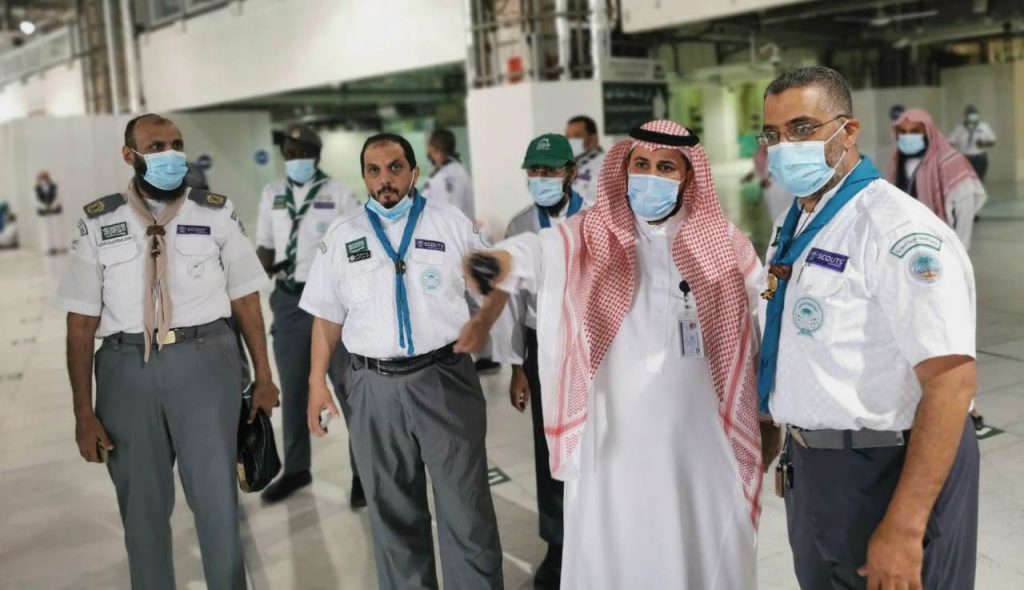 40 قائداً كشفياً يتطوعون لخدمة المُصلين في الحرم المكي الشريف 