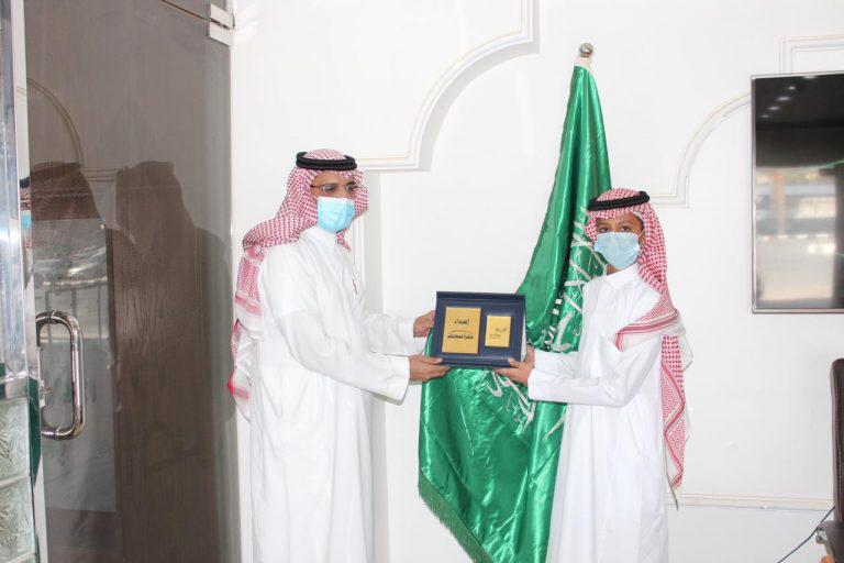 مدير تعليم تبوك يكرم الطالب “محمد الحويطي” مدير تعليم تبوك يكرم الطالب “محمد الحويطي”