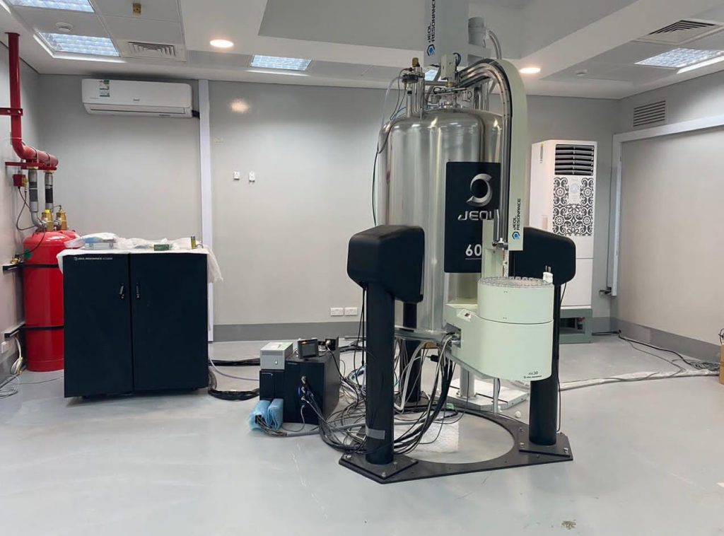 جامعة الجوف تدرب طلبة الدراسات العليا على جهاز الرنين المغناطيسي (NMR)