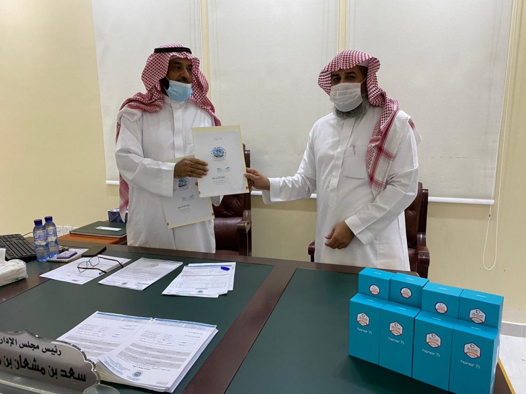 تعليم الحناكية يوقع شراكة مجتمعية لتأمين ٨٠ جهاز للطلاب  والطالبات بمدارس مركز النخيل.