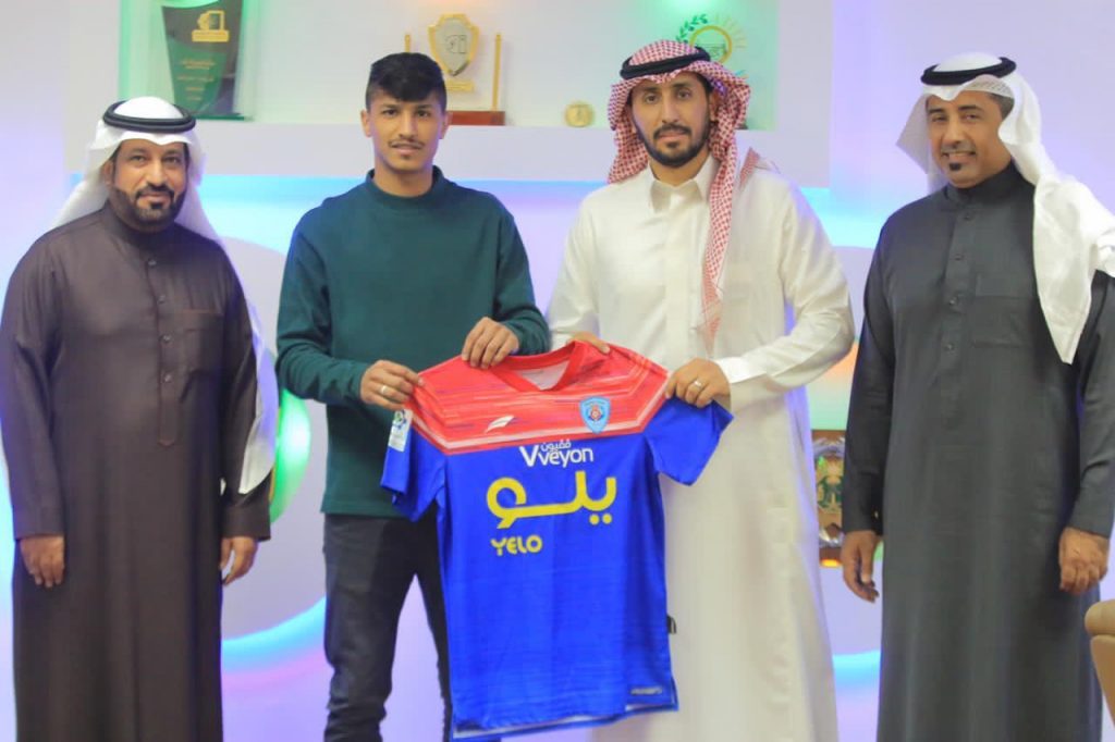 مهاجم نادي العروبة عمر الرويلي أبهاوياً لمدة ثلاث مواسم مهاجم نادي العروبة عمر الرويلي أبهاوياً لمدة ثلاث مواسم 