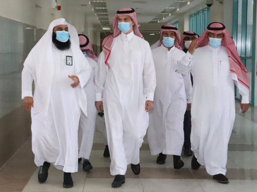 رئيس جامعة الجوف يزور مجمعي البنين والبنات بمحافظة القريات ويلتقي أعضاء الهيئة التدريسية والإدارية