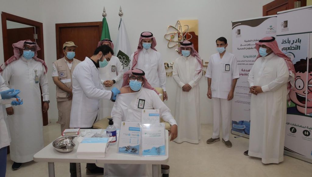 رئيس جامعة الجوف يطلق حملة التطعيم ضد الأنفلونزا الموسمية