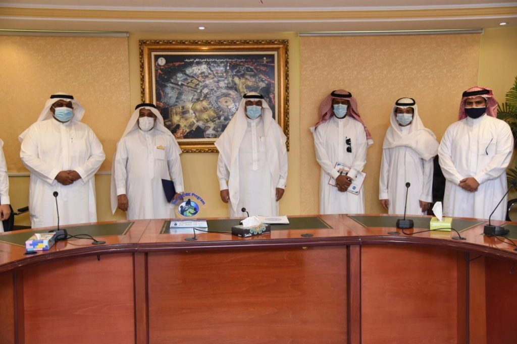 مدير تعليم مكة يكرم طلاب ثانوية مكة ويشيد بإنجازهم العالمي المشرف لعام 2020