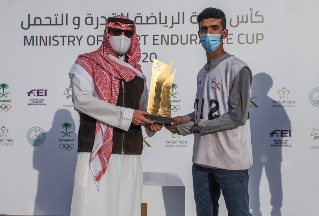 رئيس الاتحاد السعودي للفروسية يتوج البادي بكأس وزارة الرياضة الدولي للقدرة والتحمل​