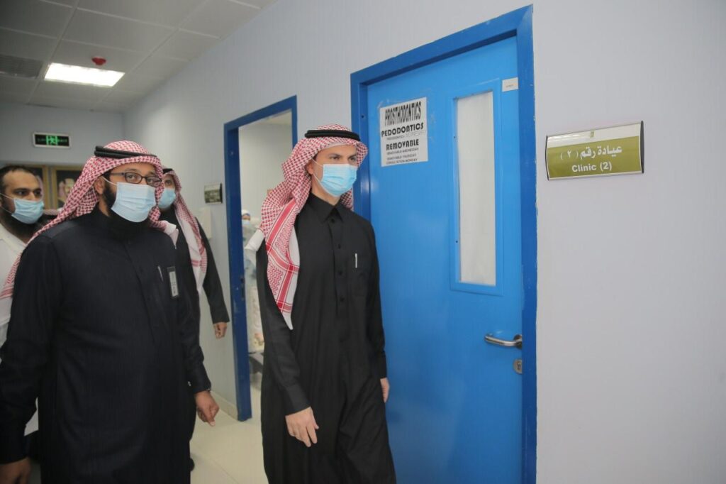 رئيس جامعة الجوف يزور كلية طب الأسنان في سكاكا ويشيد بمركز العيادات
