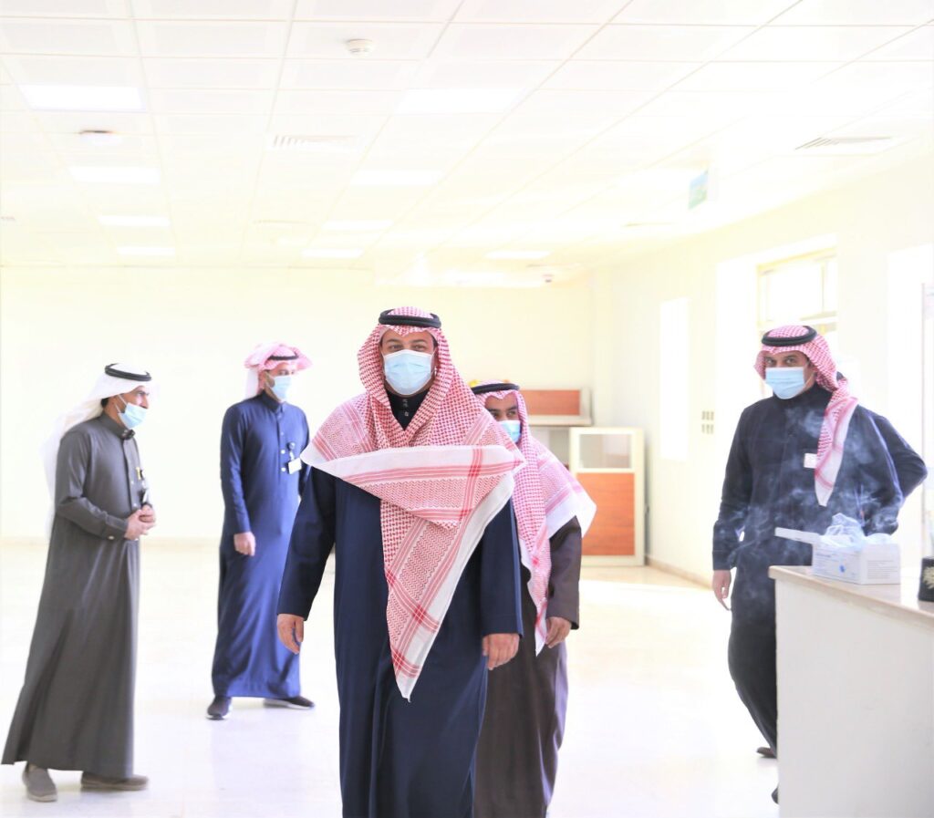وكيل جامعة الحدود الشمالية يقوم بزيارة للإدارة العامة للصيانة والخدمات بالجامعة