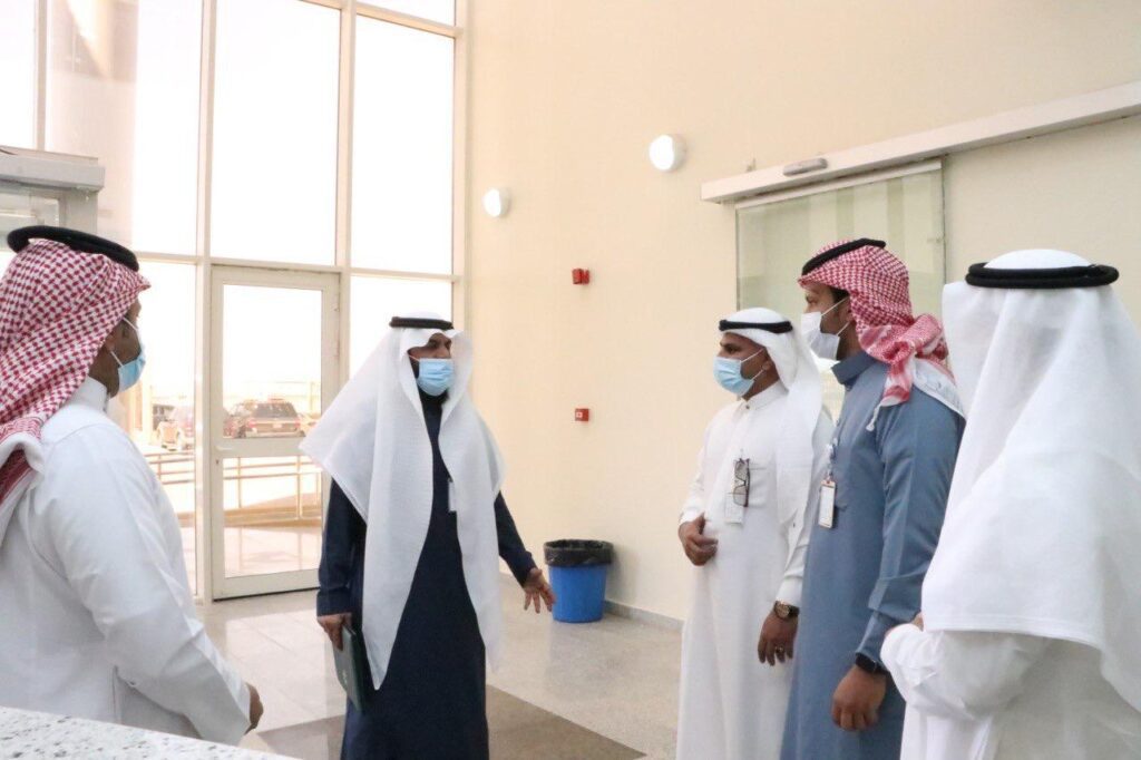 مدير عام الادارة العامة لتطوير الفروع بوزارة الموارد البشرية والتنمية الإجتماعية  وفريق عمله يقوم بزيارة تفقدية لفرع محافظة الحناكية