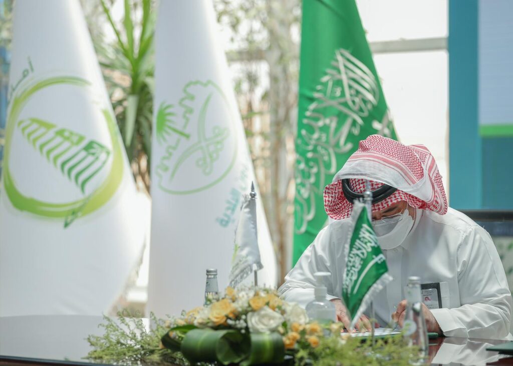 أمين الجوف يوقع عقد مشروع نظافة لمحافظة القريات وقراها بأكثر من 70 مليون ريال