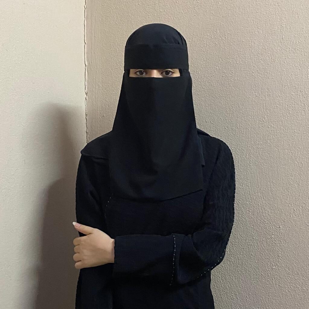 نوف العبدالله شابة طموحة تعشق التحدي وتحب تراب الأحساء
