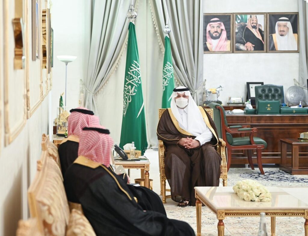 أمير الحدود الشمالية يؤكد أهمية تعزيز البنية الرقمية وتوفير شبكة واسعة لتغطية المراكز والقرى والهجر أمير الحدود الشمالية يؤكد أهمية تعزيز البنية الرقمية وتوفير شبكة واسعة لتغطية المراكز والقرى والهجر