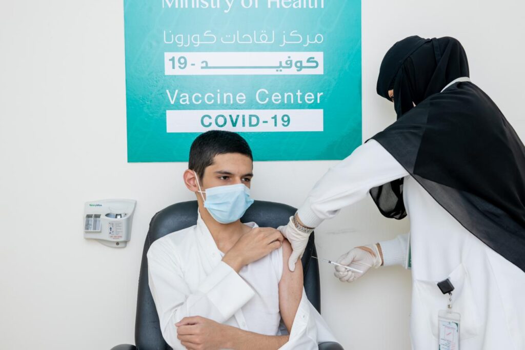 صحة حفر الباطن تبدأ في تطعيم الفئة العمرية من “12-18” عاماً بلقاح(فايزر)
