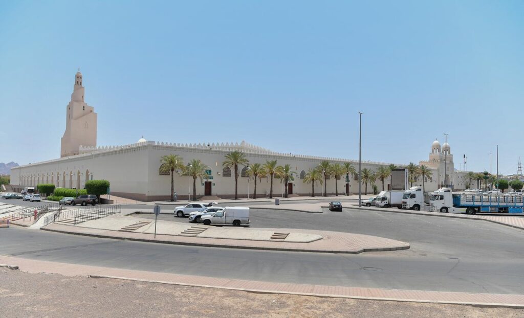 وزارة الشؤون الإسلامية تكمل مشروع فرش جامع ميقات ذي الحليفة بالسجاد الفاخر وبمواصفات عالمية .. تعرف عليها