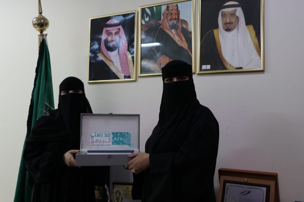 مساعد مدير عام تعليم حائل للشؤون التعليمية بنات تسلم درع مسابقة “مدرسي تبرمج” لقائدة الابتدائية السادسة