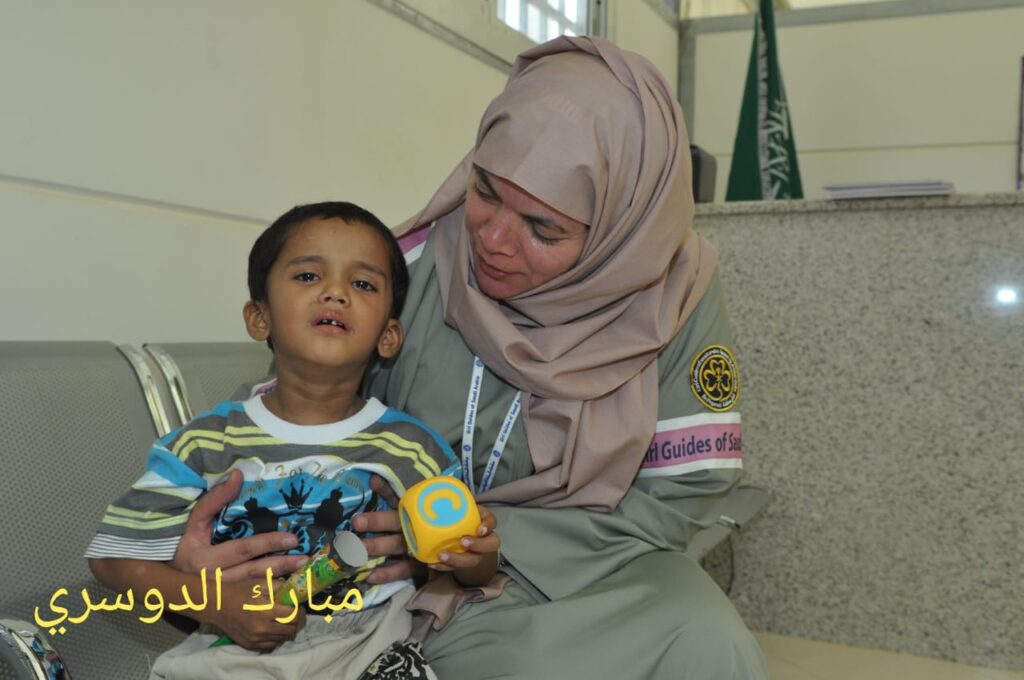 فتيات الكشافة “الحضن الدافئ”.. للأطفال التائهين بالحج 