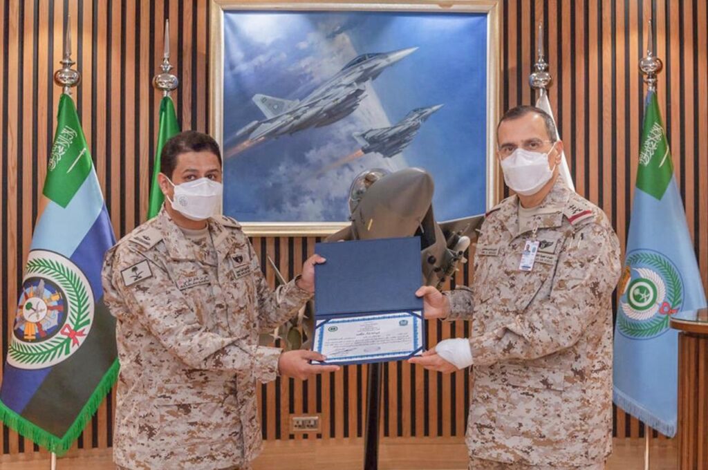 قائد القوات الجوية يكرم الرائد الطيار علي القرني لتحقيقة ثاني أعلى ساعات طيران في منظومة (التايفون) على مستوى