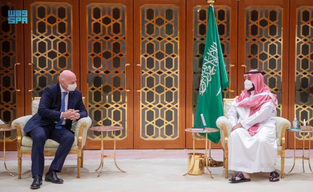 سمو ولي العهد يلتقي رئيسي الاتحادين الدولي والأفريقي لكرة القدم ويستعرض معهما مجالات التعاون الرياضي والسبل الكفيلة بتطويره وتعزيزه