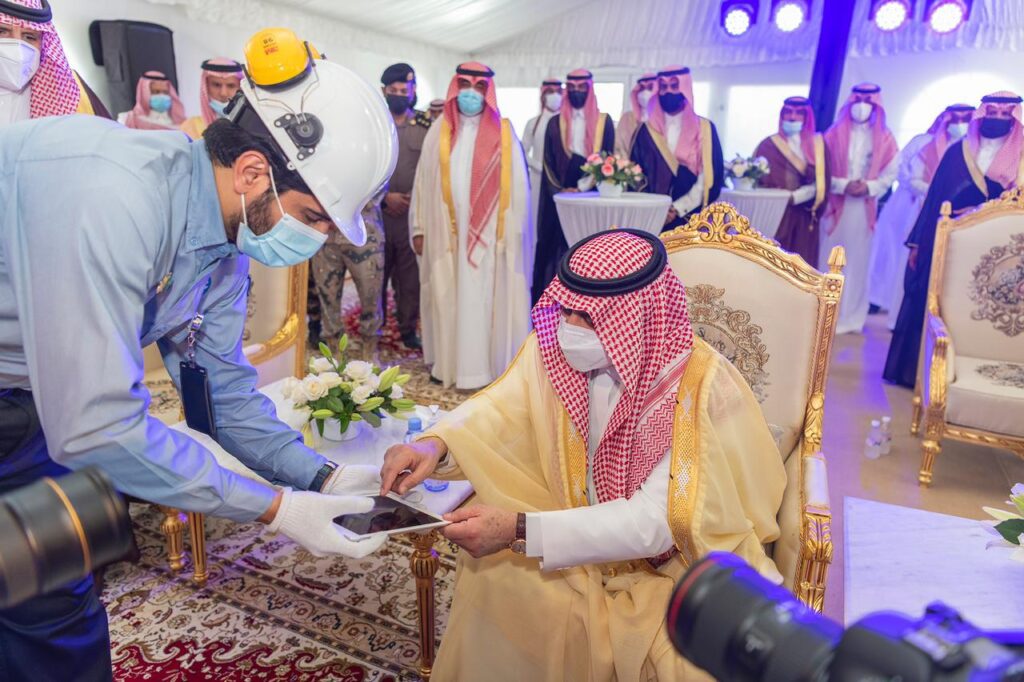 أمير منطقة تبوك يدشن ويتفقد عدداً من المشروعات التنموية بمحافظة الوجه