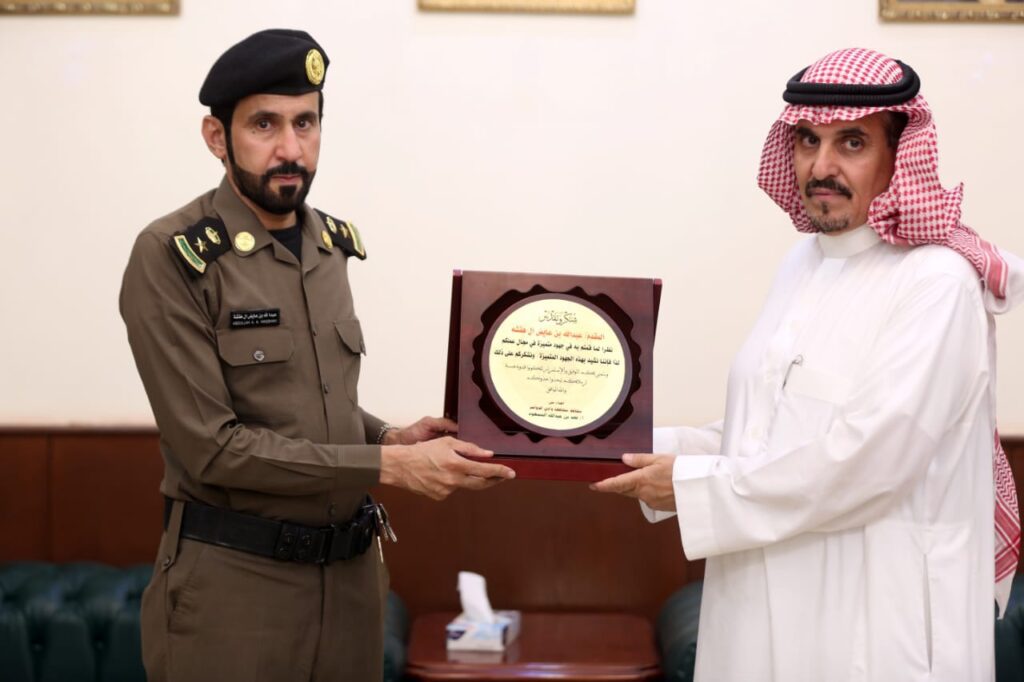 مُحافظ وادي الدواسر يُكرم قائد أمن الطرق بالمحافظة مُحافظ وادي الدواسر يُكرم قائد أمن الطرق بالمحافظة