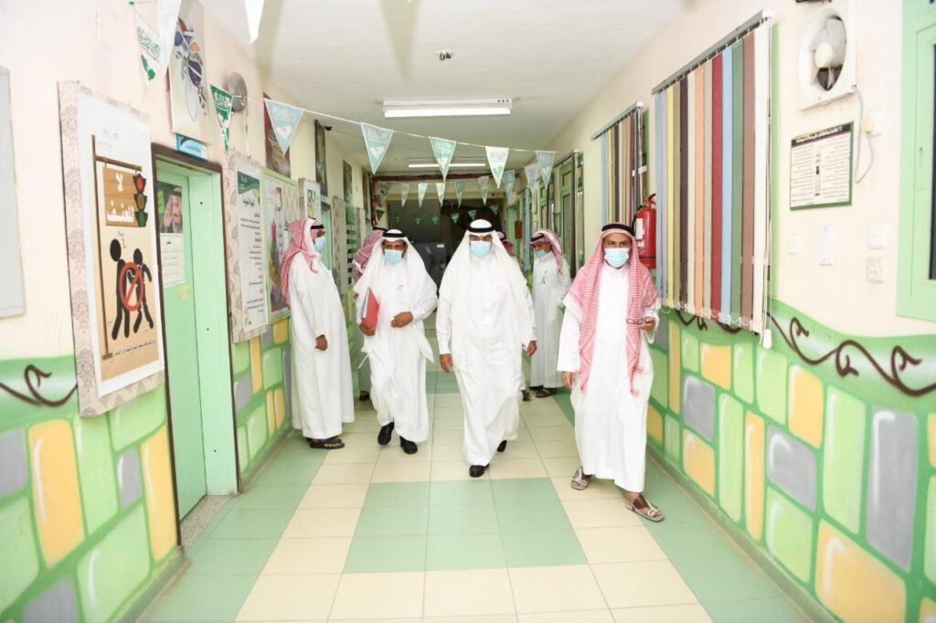 مدير عام تعليم مكّة يتابع تطبيق الإجراءات الاحترازية “وقاية” وجاهزية المرافق التعليمة في عدد من المدارس