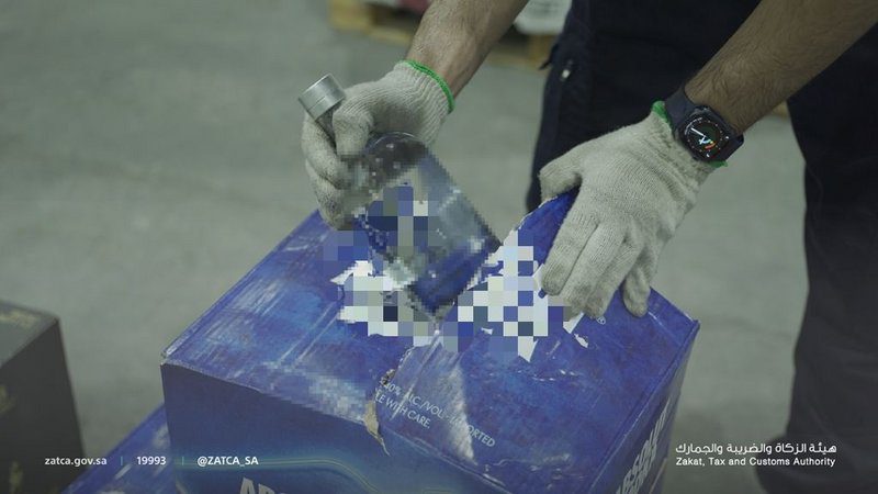 بالصور.. “الزكاة والضريبة والجمارك”: إحباط 3 محاولات لتهريب أكثر من 66 ألف زجاجة من الخمور بالصور.. “الزكاة والضريبة والجمارك”: إحباط 3 محاولات لتهريب أكثر من 66 ألف زجاجة من الخمور