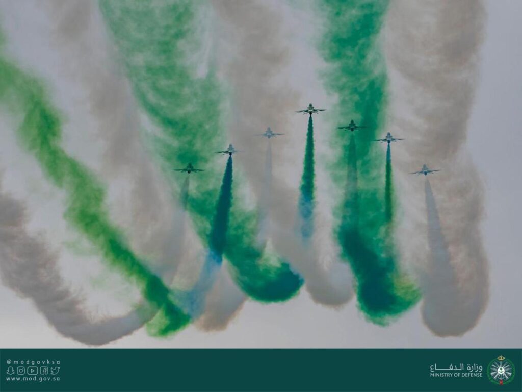 فريق الصقور السعودية يقدم عرضاً جوياً خلال مشاركته في معرض أثينا الدولي للطيران فريق الصقور السعودية يقدم عرضاً جوياً خلال مشاركته في معرض أثينا الدولي للطيران