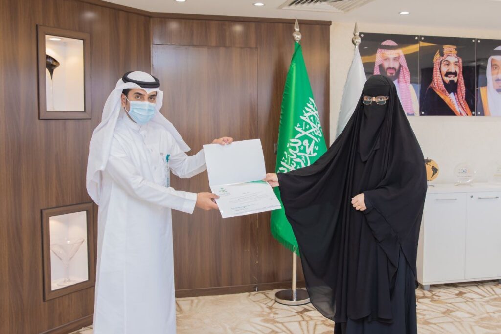 الصافي يكرم الممرضة ليلى الشمري بمناسبة اختيارها ضمن أبطال التمريض “سفراء الرحمة” لعام 2021م الصافي يكرم الممرضة ليلى الشمري بمناسبة اختيارها ضمن أبطال التمريض “سفراء الرحمة” لعام 2021م