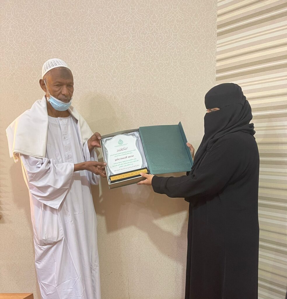 جمعية المدينة المنورة تكرم مستشارها المالي