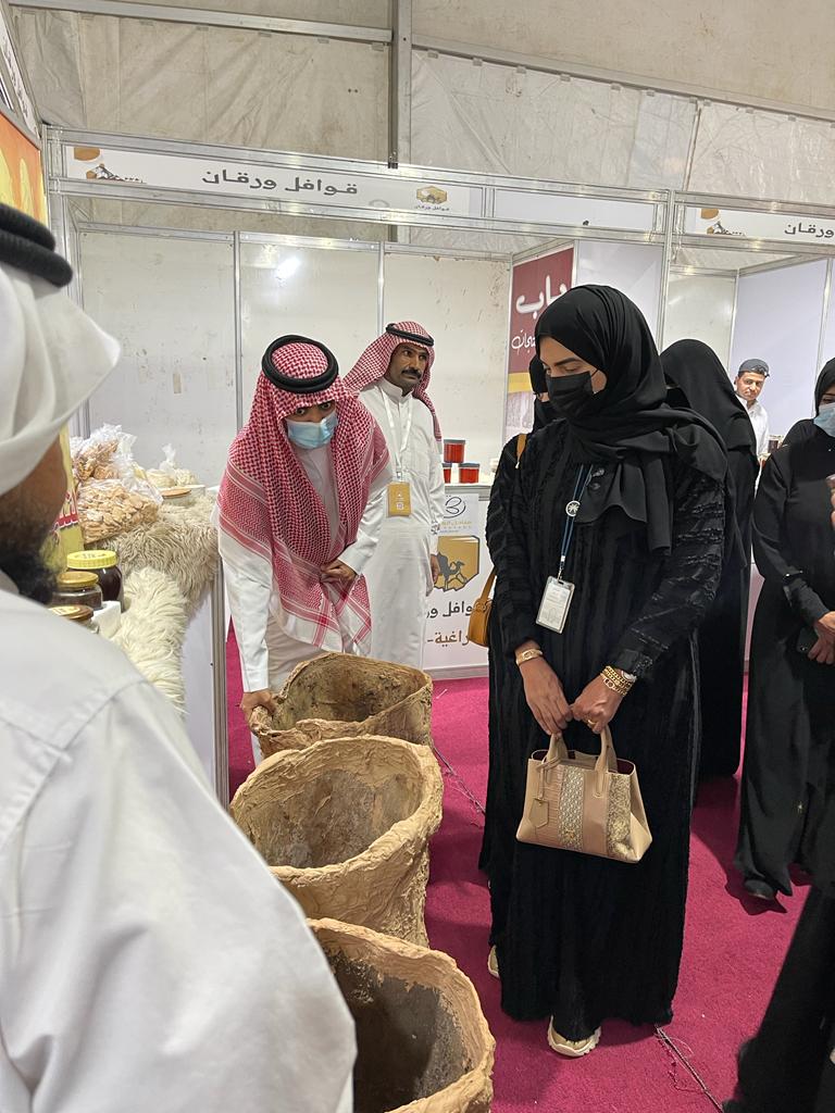 مساعد مدير عام فرع وزارة الموارد البشرية والتنمية الإجتماعية لقطاع التنمية بالمدينة المنورة تقوم بزيارة (مهرجان قوافل ورقان)
