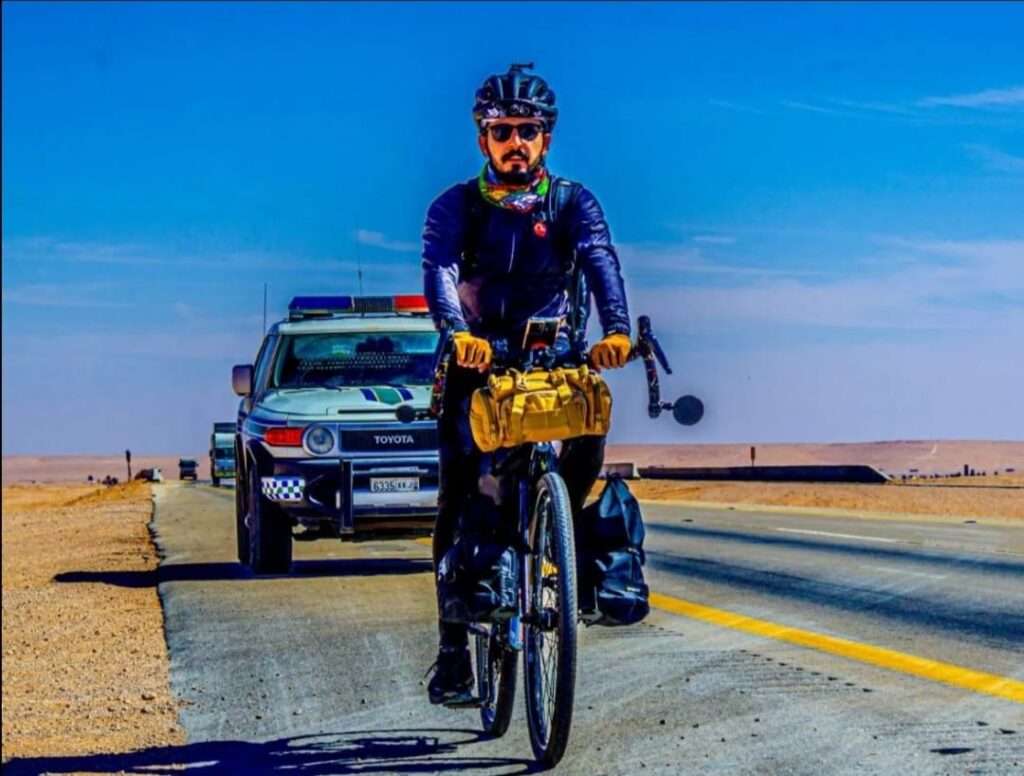 الرحالة السعودي ”الهزيمي” وصل المدينة المنورة بدراجته الهوائية
