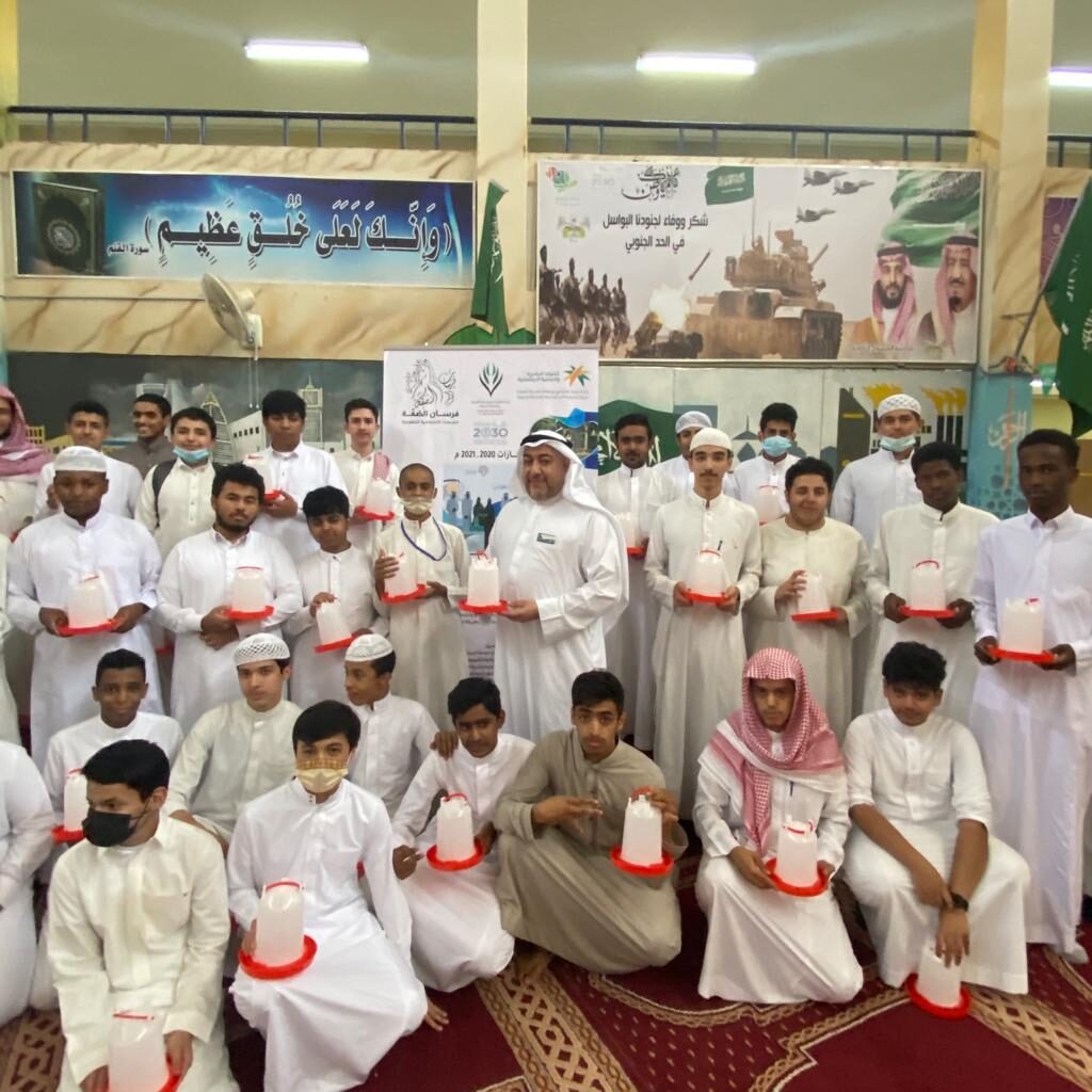 فريق فرسان الصفة التطوعي بالتعاون مع مدرسة المستراح الثانوية يقدم مبادرة “رحمة في كل كبدة رطبة”