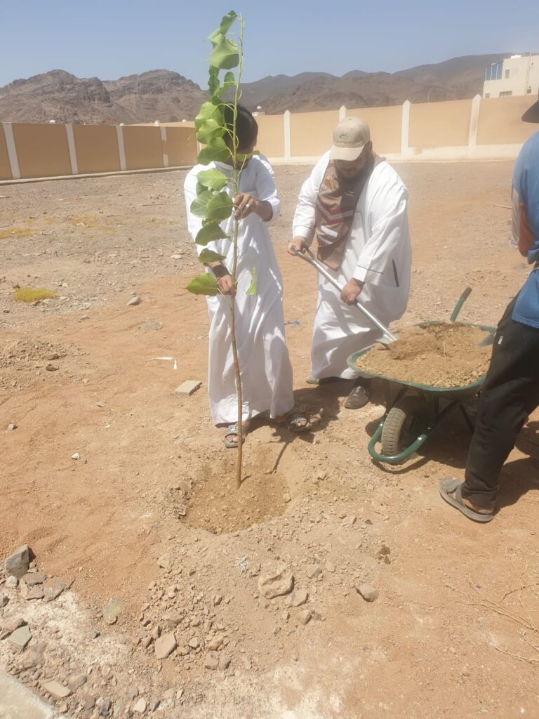 فريق فرسان الصفة التطوعي بالتعاون مع جمعية بيئة المدينة المنورة، ينفذ مبادرة تشجير ثانوية الحرمين  ومتوسطة اوس بن عوف