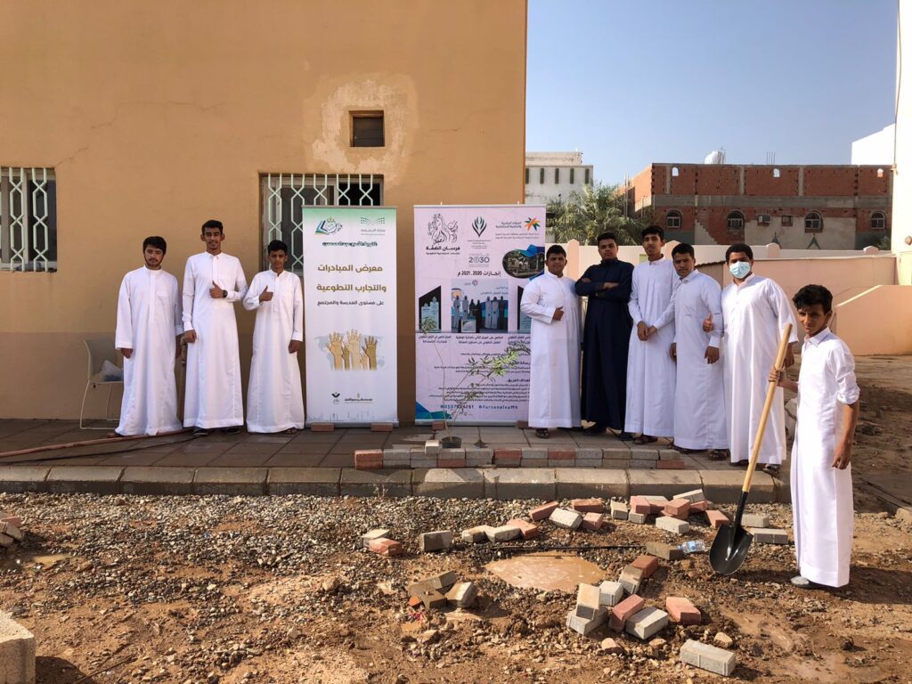 فريق فرسان الصفة التطوعي بالتعاون مع جمعية بيئة المدينة المنورة، ينفذ مبادرة تشجير ثانوية الأمير عبدالمحسن بن عبدالعزيز .