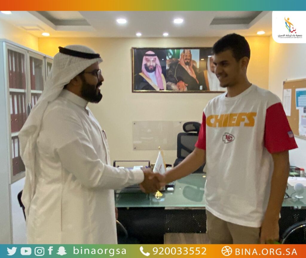 المدير التنفيذي بجمعية بناء يكرم المتطوع أسامة بن معتز كردي نظير جهوده وتطوعه المدير التنفيذي بجمعية بناء يكرم المتطوع أسامة بن معتز كردي نظير جهوده وتطوعه