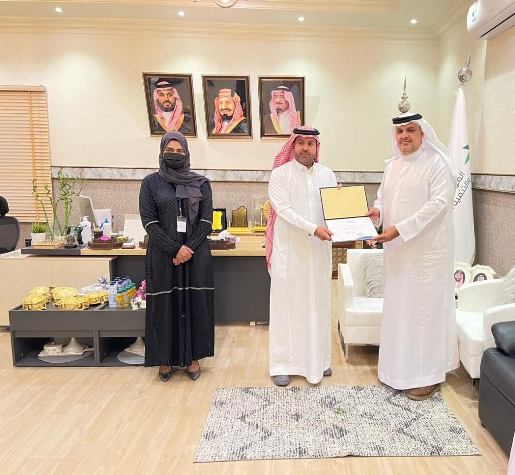 سعادة مدير عام  فرع وزارة الموارد البشرية والتنمية الاجتماعية بمنطقة المدينة المنورة يكرم فريق إدارة الحماية من العنف الأُسري بالمنطقة لحصولهم على المركز الأول لأفضل آداء على مستوى حمايات مناطق المملكة لفئة (أ)