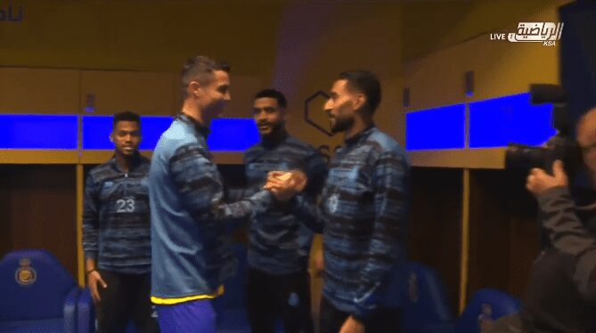 رونالدو يظهر للمرة الأولى في غرف ملابس النصر ويقدم التحية للاعبين