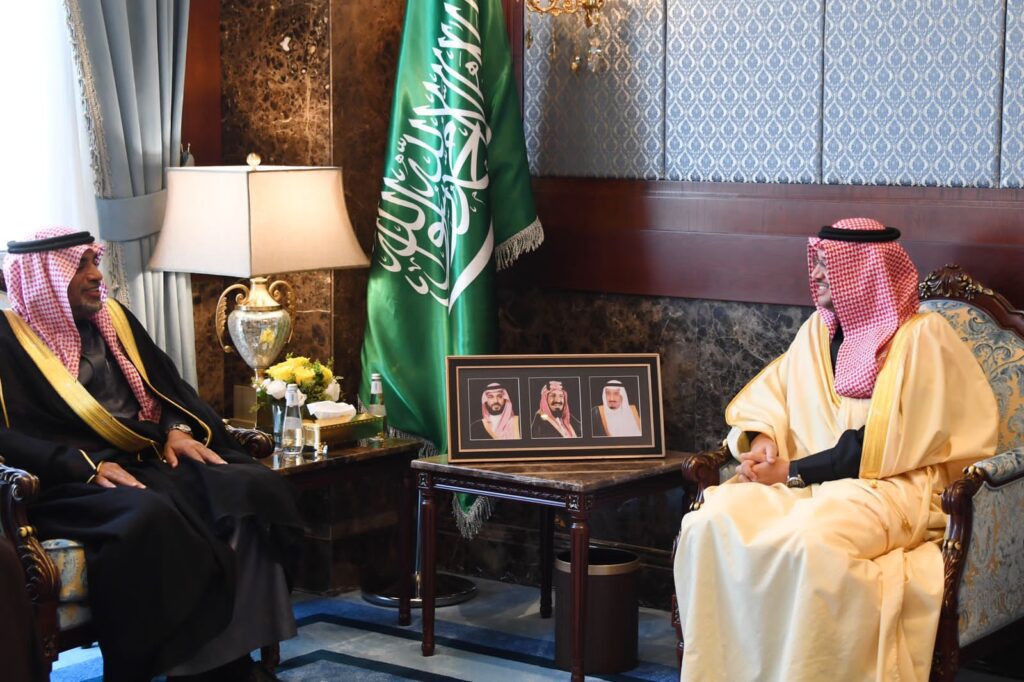 سمو محافظ الأحساء يستقبل مدير فرع الرئاسة العامة للبحوث العلمية والإفتاء بالمنطقة الشرقية سمو محافظ الأحساء يستقبل مدير فرع الرئاسة العامة للبحوث العلمية والإفتاء بالمنطقة الشرقية