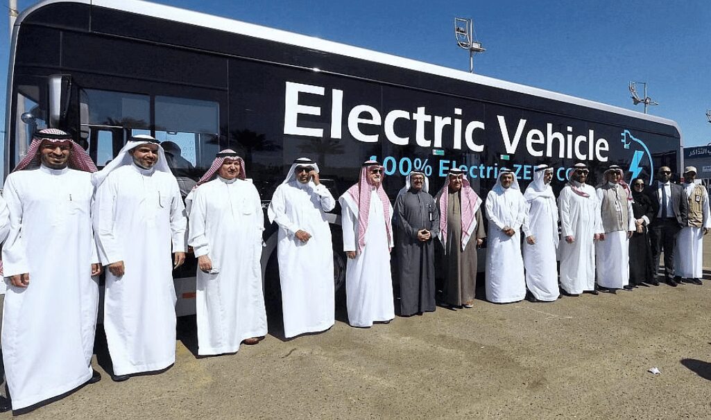 أول حافلة نقل عام كهربائية في المملكة.. تسير 300 كيلو في الشحنة الواحدة أول حافلة نقل عام كهربائية في المملكة.. تسير 300 كيلو في الشحنة الواحدة