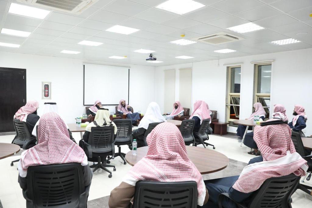 مدير عام فرع الأمر بالمعروف بالرياض يقيم لقاءً توجيهياً لمنسوبي هيئة الحريق مدير عام فرع الأمر بالمعروف بالرياض يقيم لقاءً توجيهياً لمنسوبي هيئة الحريق