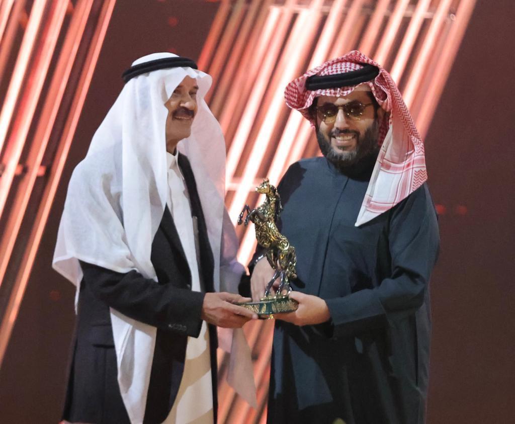 رئيس هيئة الترفيه يكرم “المالك” بالشخصية الاستثنائية في ليلة تدشين “فيا رياض” رئيس هيئة الترفيه يكرم “المالك” بالشخصية الاستثنائية في ليلة تدشين “فيا رياض”