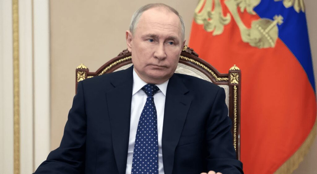 أصبح ممنوعًا من دخول 123 دولة.. كيف يُنَفَّذ قرار “الجنائية الدولية” باعتقال “بوتين”؟ أصبح ممنوعًا من دخول 123 دولة.. كيف يُنَفَّذ قرار “الجنائية الدولية” باعتقال “بوتين”؟