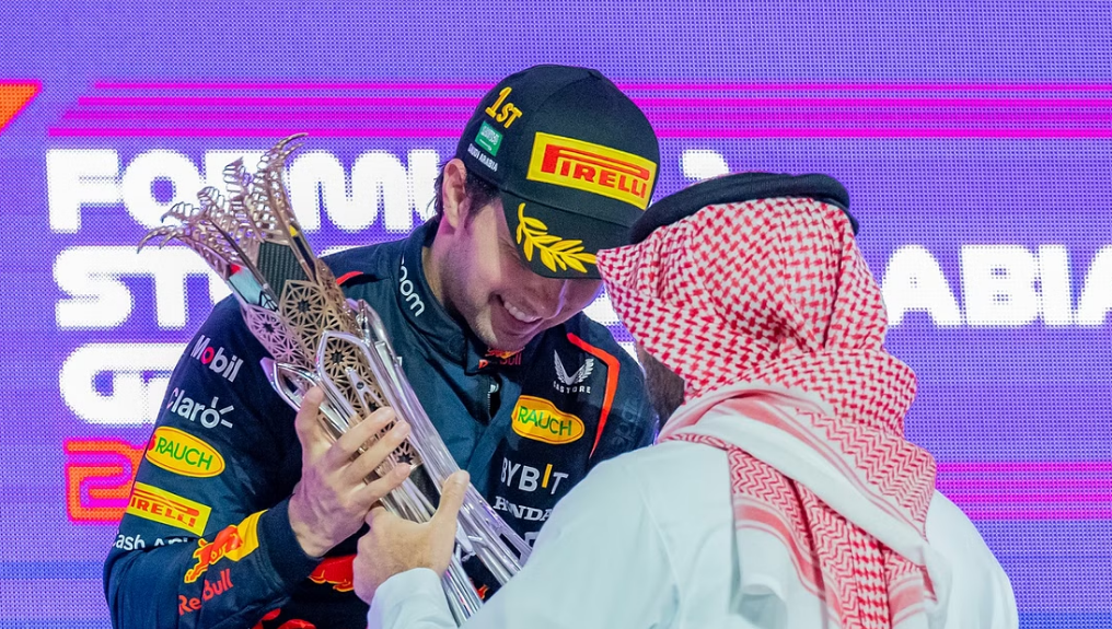 وزير الرياضة “الفيصل” يتوِّج المكسيكي “سيرجيو بيريز” سائق فريق ريد بل بجائزة سباق السعودية الكبرى STC للفورمولا1
